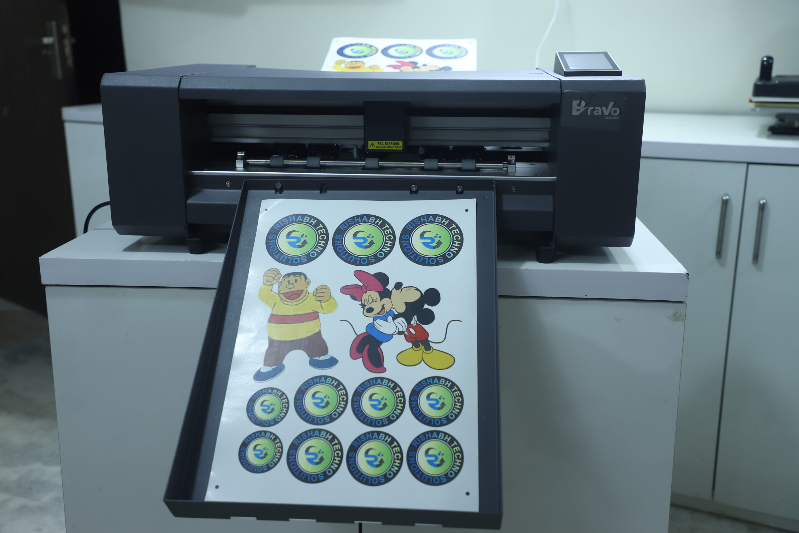 Digital sticker cutting machine